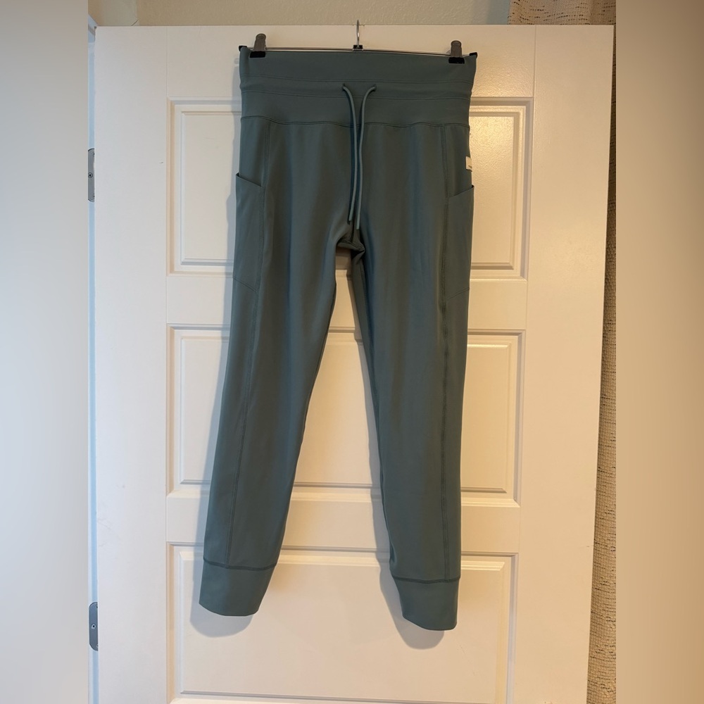 Vuori Daily Pocket Legging In Color: Iron, Size Medium